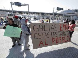 Un grupo de aproximadamente 30 personas se concentraron en la caseta de Ahuehuetzingo, e izaron pancartas. SUN / A.Acosta