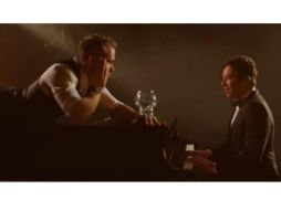 Ryan Reynolds apareció sobre el piano mientras escuchaba románticamente a Jimmy Fallon. YOUTUBE / Official Golden Globes 2017