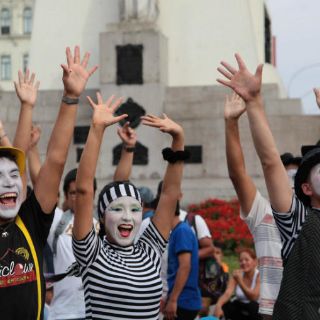 Mimos y clowns corren el ‘maratón a cámara lenta’ en Perú