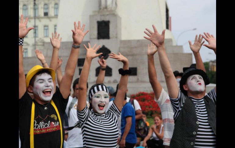 Unos 100 mimos y clowns escenificaron su esfuerzo y cansancio durante el recorrido mediante gestos y movimientos corporales. EFE / G. Falcón