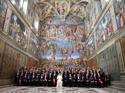 El Papa Francisco posa con todos los embajadores en la Sala Regia del Palacio Apostólico Vaticano. AFP / A. Pizzoli