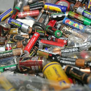 Sugieren depositar basura electrónica en contenedores especiales