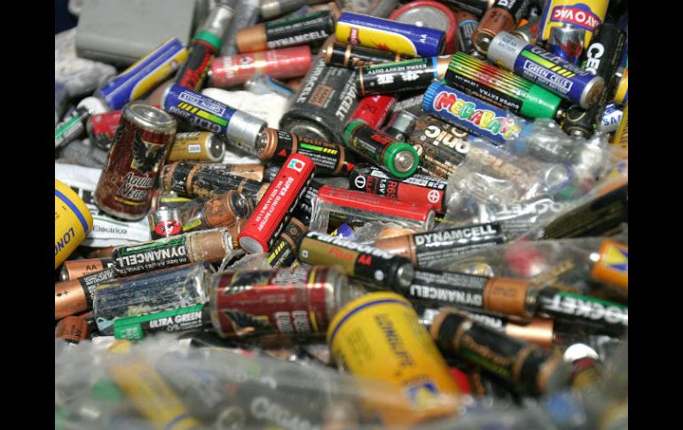 En caso de que una pila caiga en un contenedor de agua, lo contamina por las sustancias químicas. EL INFORMADOR / ARCHIVO