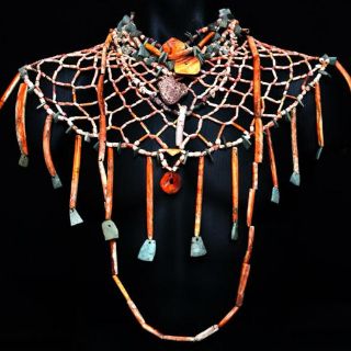 Exhiben pectoral prehispánico de concha y piedra verde