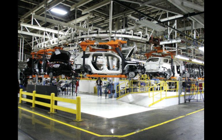 Línea de montaje de Chrysler en Detroit, Michigan. Directivos aseguran que mantendrán su producción en territorio mexicano. AFP / ARCHIVO