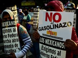 Cerca de cinco mil personas participaron en un mitin en el Zócalo capitalino luego de una marcha contra el gasolinazo. AFP / R. Schemidt