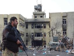 Un miembro de las fuerzas iraquíes patrulla las proximidades del hospital Al-Salam, en Mosul. AFP / M. Al-Samarrai