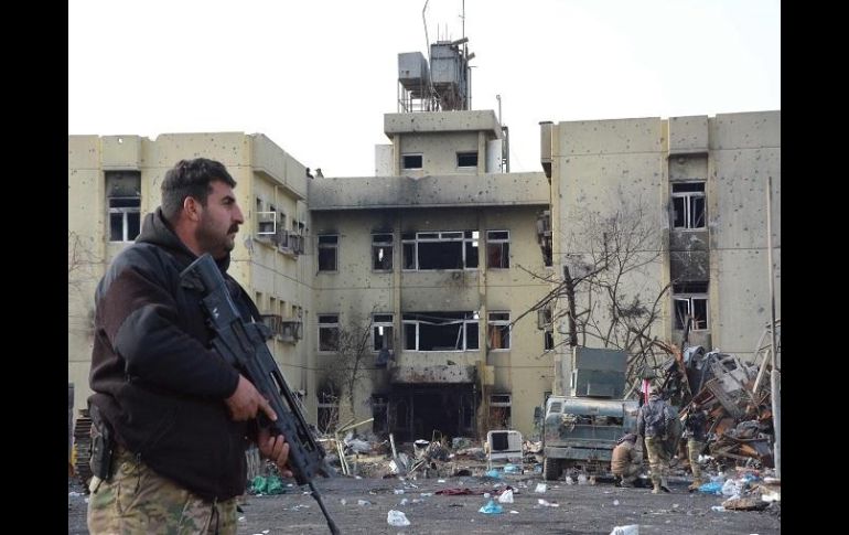 Un miembro de las fuerzas iraquíes patrulla las proximidades del hospital Al-Salam, en Mosul. AFP / M. Al-Samarrai
