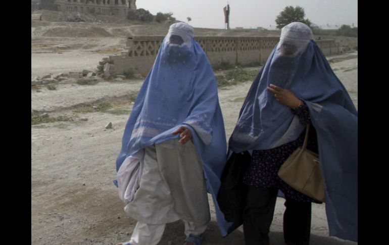 La burka es de color azul o marrón y cubre totalmente el cuerpo y el rostro de las mujeres, con una red sobre los ojos. EFE / ARCHIVO