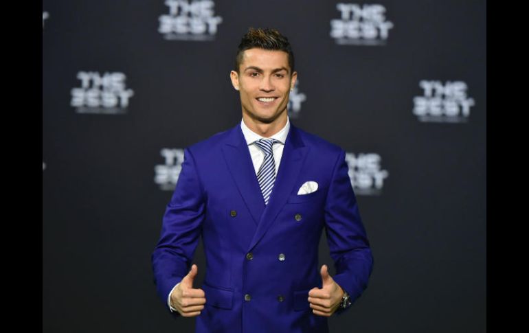 Ronaldo recibió el galardón a lo mejor de la FIFA por haber ganado La Champions con el Real Madrid y la Eurocopa con Portugal. AFP / M. Buholzer