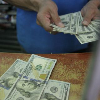 El dólar, a la venta en 22.01 pesos en bancos