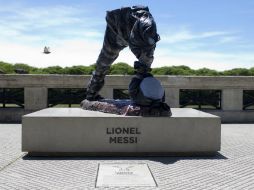 De mármol oscuro, la figura de cuerpo entero del jugador del Barcelona fue partida por la mitad, y desapareció el torso y la cabeza. AP / N. Pisarenko