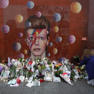 Fans recuerdan a Bowie en el primer aniversario de su muerte
