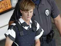 Roof escuchó la sentencia con las manos tomadas sobre su regazo y sin mostrar ninguna expresión. AP / ARCHIVO