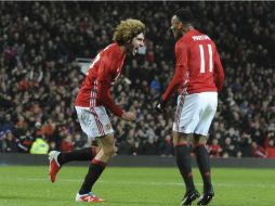 Fellaini (I), celebra después de anotar el segundo gol del United. AP / R. Vieira