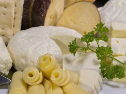 Los quesos altamente procesados son increíblemente dañinos, no sólo por su sal, sino también por sus químicos. NTX / ARCHIVO