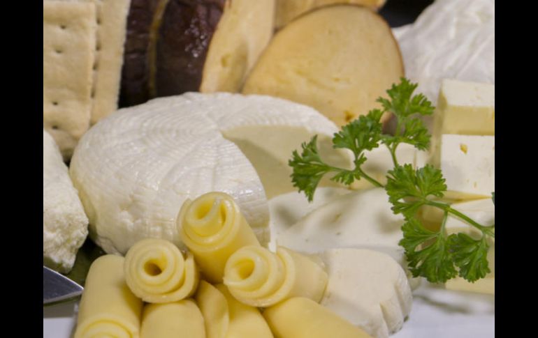 Los quesos altamente procesados son increíblemente dañinos, no sólo por su sal, sino también por sus químicos. NTX / ARCHIVO