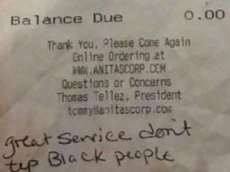 La prensa local publicó fotos del recibo en que el cliente escribió el mensaje. ESPECIAL /