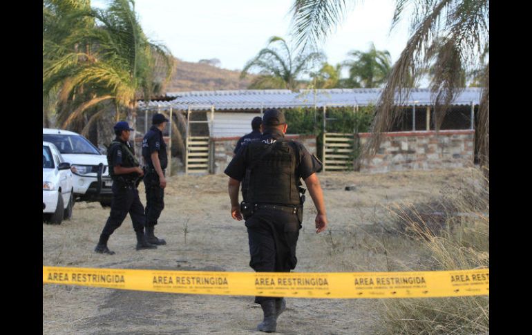 Policías municipales, estatales y rescatistas de protección civil acudieron al sitio para confirmar el hallazgo. NTX / ARCHIVO