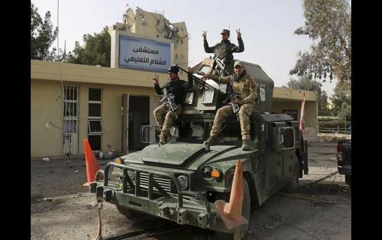 Las tropas izaron la bandera iraquí en los edificios del complejo gubernamental, el segundo más importante de la ciudad. AP / K. Mohammed