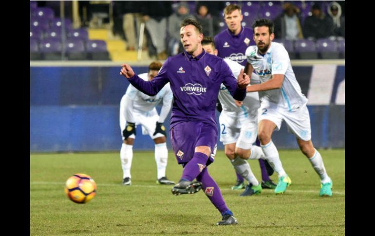 Federico Bernardeschi anotó el tanto de la victoria para la Fiorentina por la vía del penalti, al minuto 93. EFE / M. Degl'Innocenti