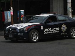 Policías municipales atienden el reporte de robo este mediodía. EL INFORMADOR / ARCHIVO