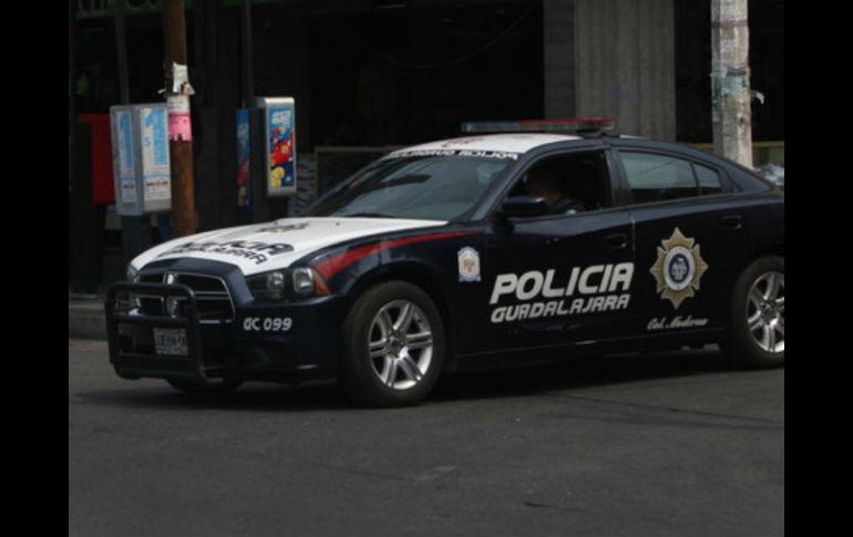 Policías municipales atienden el reporte de robo este mediodía. EL INFORMADOR / ARCHIVO