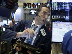 Al cierre de la sesión bursátil, el petróleo de Texas subía, el oro avanzaba y  la rentabilidad de la deuda pública a diez años bajaba. AP / ARCHIVO