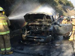 Elementos de Protección Civil de Zapopan y Tlajomulco acudieron a la avenida Paseo del Palomar, donde ocurrió el accidente. ESPECIAL / Protección Civil Jalisco