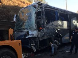 El conductor del vehículo quedó prensado y fue liberado con vida por rescatistas de Tepatitlán. ESPECIAL / Protección Civil Jalisco