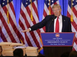 Trump presentó un mueble repleto de sobres con los supuestos documentos que ya firmó para ceder la administración de sus empresas. AP / S. Weing