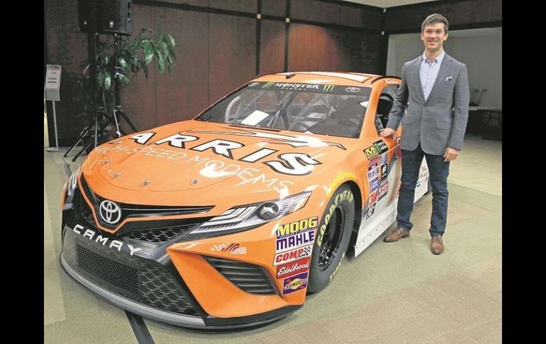 Presentación. El piloto mexicano Daniel Suárez posa junto al auto que conducirá en el serial NASCAR Cup Series a partir de este año. AP / C. Burton