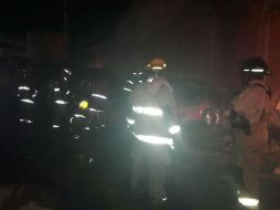 Al arribo del personal de bomberos, las llamas consumían la camioneta. EL INFORMADOR / ARCHIVO
