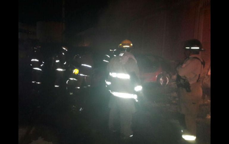 Al arribo del personal de bomberos, las llamas consumían la camioneta. EL INFORMADOR / ARCHIVO