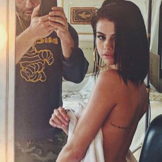 Selena Gómez deja ver su perfil al natural