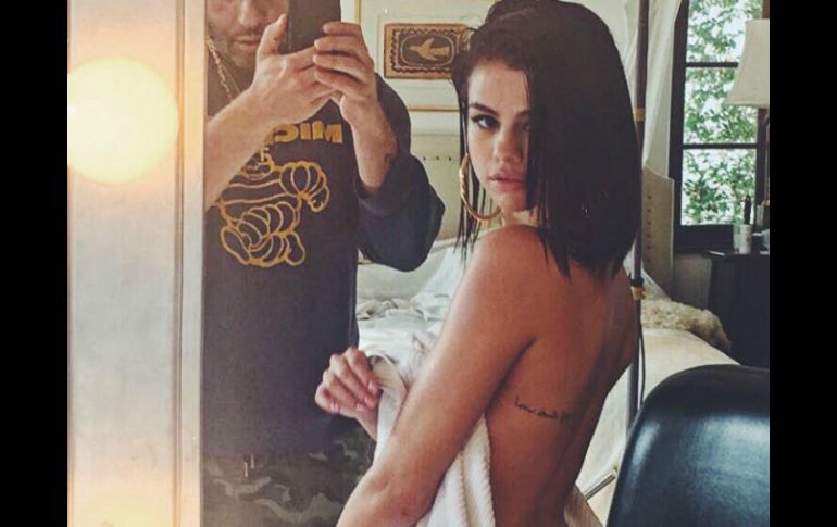 La ex de Justin Bieber aparece posando frente a un espejo, cubriéndose únicamente con una toalla. INSTAGRAM / mertalas