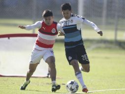Brayan (D) anhela jugar al lado de 'Chofis' (I), a quien considera 'un gran ejemplo'. ESPECIAL / S. Barber