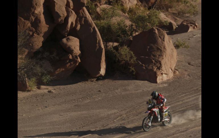Metge, que disputa su quinto Dakar en Sudamérica, cubrió los 449 kilómetros cronometrados con un tiempo de 5:48:50. EFE / D. Fernández