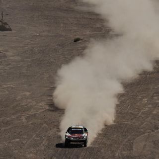 Piloto de autos atropella a motociclista en Rally Dakar