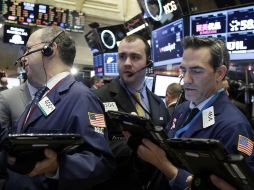 Los operadores en Wall Street apostaron hoy por las ventas un día después de la primera rueda de prensa del presidente electo, D. Trump AP / ARCHIVO