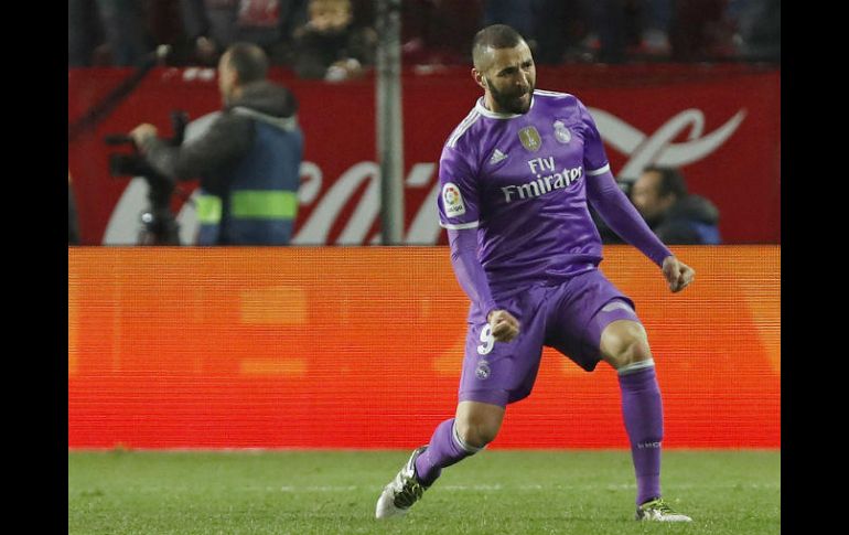 Karim Benzema celebra el tanto del empate. EFE / J. Muñoz