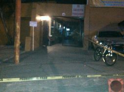 Ayer miércoles hombres armados irrumpieron en el restaurante para intentar llevarse  a dos comensales. ESPECIAL /