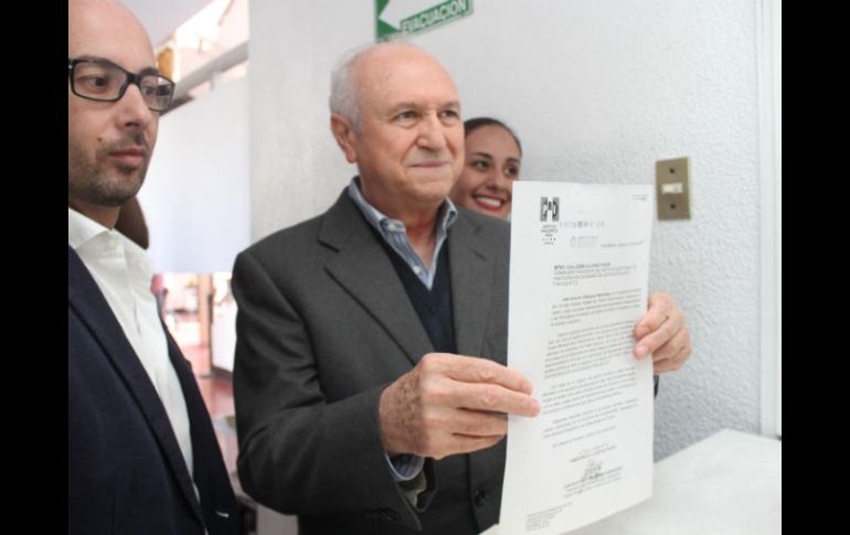 José Socorro Velázquez, presidente del Comité Directivo del PRI Jalisco, entrega la solicitud al IEPC. ESPECIAL / PRI Jalisco