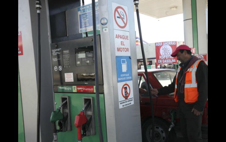 Empresarios aseguran que con el gasolinazo pagan hasta 150 pesos más para llenar sus tanques. SUN / ARCHIVO