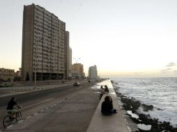 La política ‘pies secospies mojados’ permitía a los cubanos que tocaran tierra quedarse legalmente. EFE / E. Mastrascusa