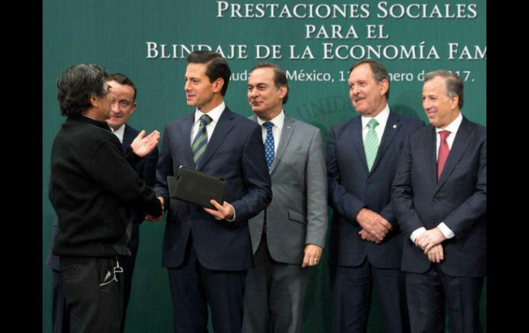 El presidente Enrique Peña Nieto encabezó el anuncio de prestaciones del IMSS para el blindaje de la economía familiar. NTX / Presidencia