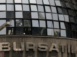 En el mercado de renta variable se opera un volumen de 2.9 millones de títulos por un importe de 111.3 millones de pesos. AFP / ARCHIVO