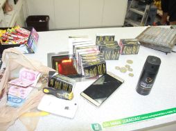 El joven amenaza y despoja de mercancía, efectivo y telefónos celulares a personas en la tienda. ESPECIAL /