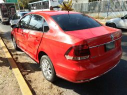 Los sospechosos intentaron escapar en auto Vento rojo. ESPECIAL / Policía de Guadalajara