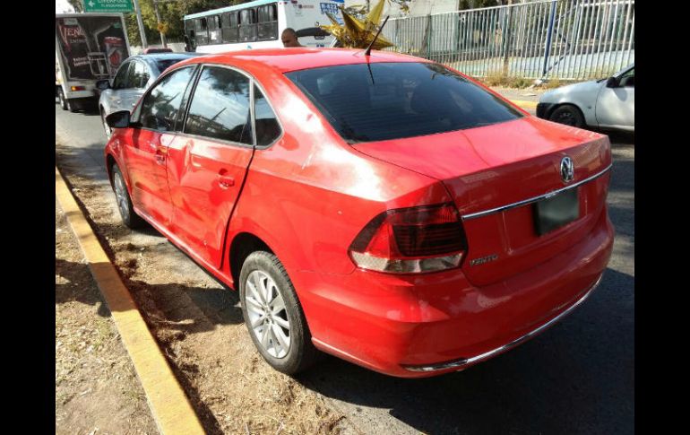 Los sospechosos intentaron escapar en auto Vento rojo. ESPECIAL / Policía de Guadalajara